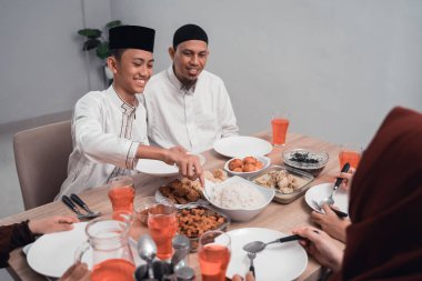 müslüman asyalı aile yemek odasında birlikte iftar yemeği zevk