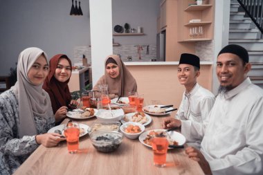 evde akşam yemeği olan mutlu müslüman ramazan da oruç mola