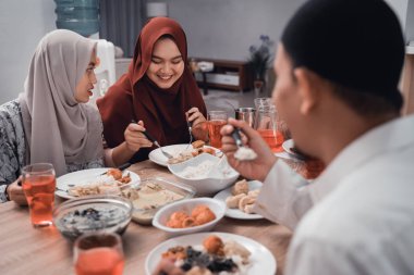 müslüman asyalı aile yemek odasında birlikte iftar yemeği zevk