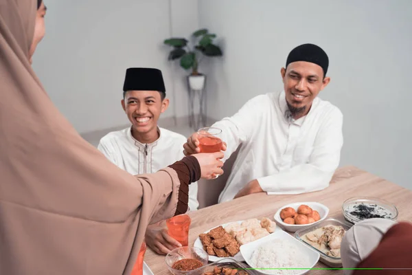 Мусульманська азіатська сім'я насолоджується їжею іфтар в їдальні — стокове фото