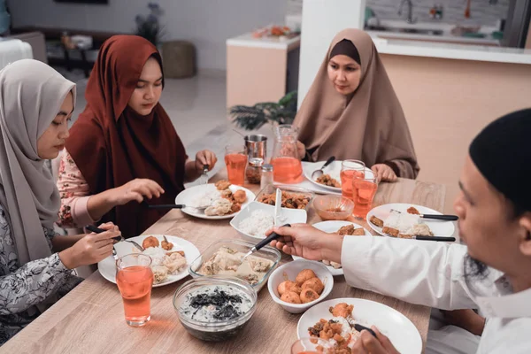 Azjatycka muzułmańska rodzina iftar obiad razem — Zdjęcie stockowe