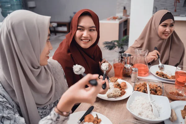 Keluarga Muslim asia iftar makan malam bersama — Stok Foto
