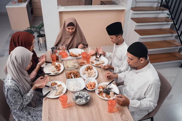 Οικογένεια μουσουλμάνων μαζί προσεύχονται πριν από τα γεύματα — Φωτογραφία Αρχείου