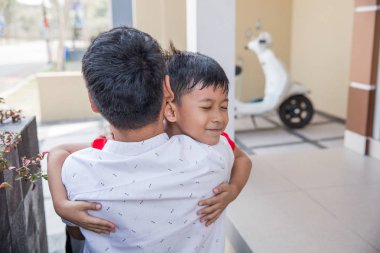 çalışan ve sarılma baba oğlu