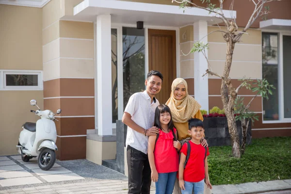 Keluarga di rumah baru mereka — Stok Foto