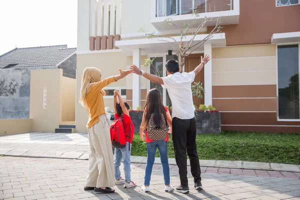 Famille dans leur nouvelle maison — Photo