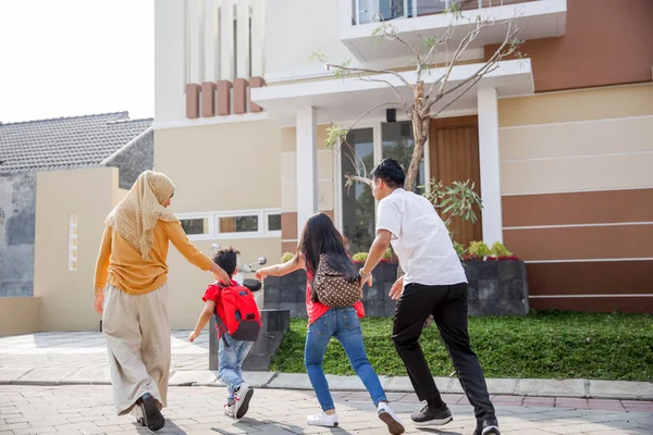 Famille dans leur nouvelle maison — Photo