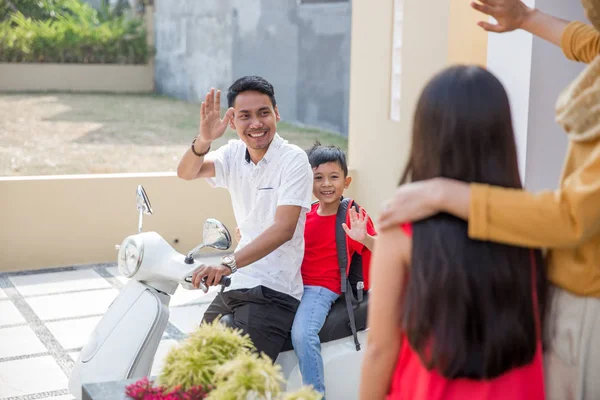 Père et fils équitation scooter à l'école — Photo