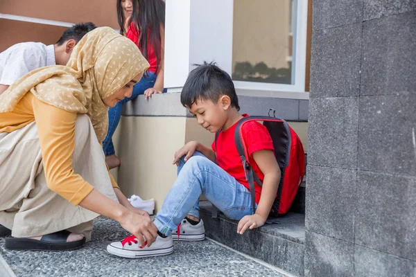 Aider son fils à mettre ses chaussures — Photo