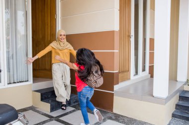 gelen eve ve sarılmak anne çocuk