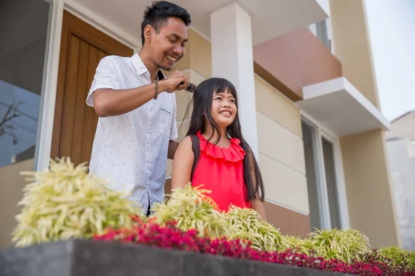 Papa aider sa fille à peigner ses cheveux — Photo