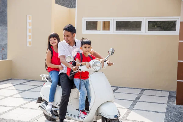 Père avec deux enfants à moto — Photo
