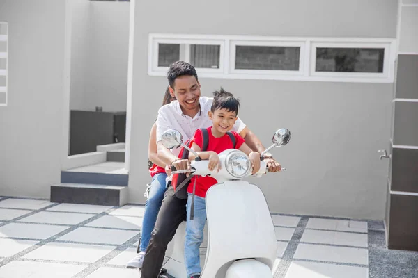 Father with two kids riding motorcycle — Stock Photo, Image