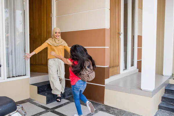 gelen eve ve sarılmak anne çocuk