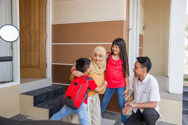 Anak laki-laki dan perempuan memeluk orang tua mereka — Stok Foto