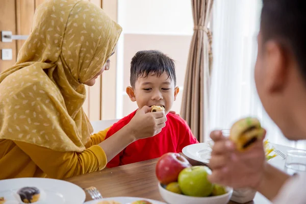 Ibu muslim memberi makan anaknya — Stok Foto