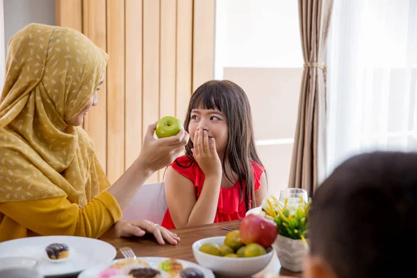 Дочь отказаться есть яблоко — стоковое фото