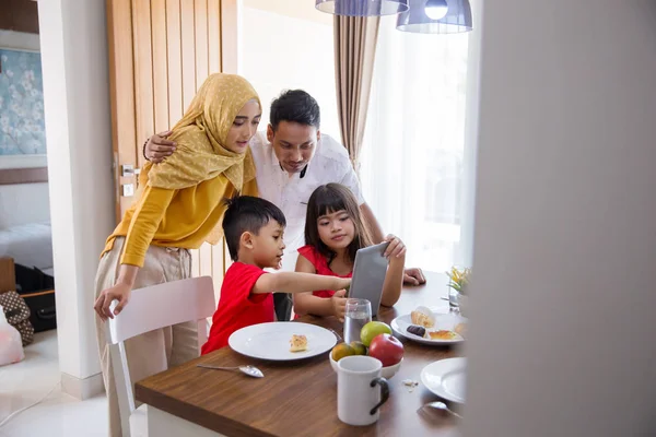 Familie nutzt Tablet-PC zu Hause — Stockfoto