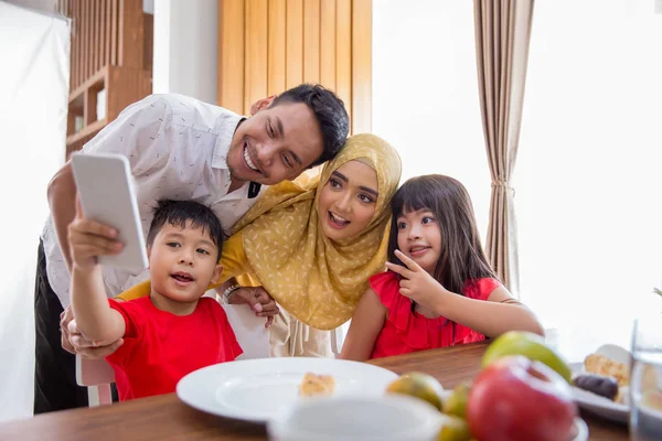 Famiglia amore prendere selfie — Foto Stock