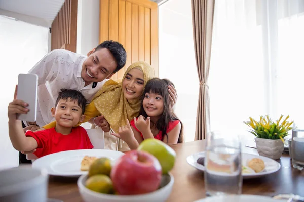 Familie macht gemeinsames Foto — Stockfoto