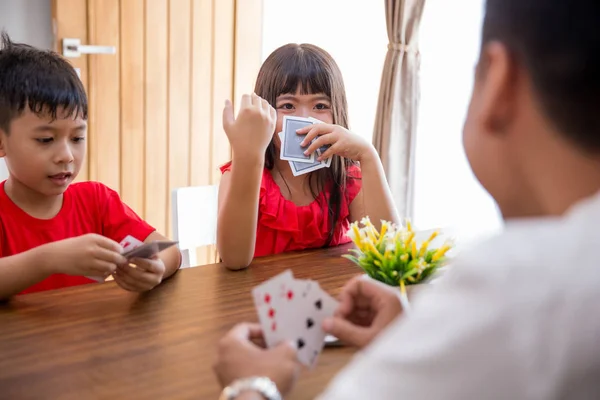 Kids play card game together — Stock Photo, Image