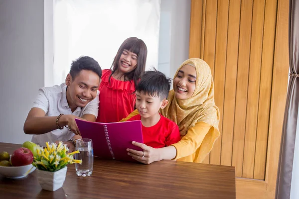 Familie die samen een boek lezen — Stockfoto