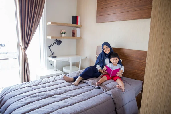 Mother reading a book with her boy — Stock Photo, Image