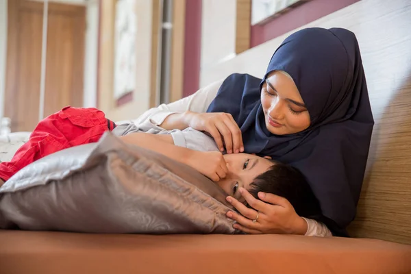 Ledsen pojke med mamma — Stockfoto