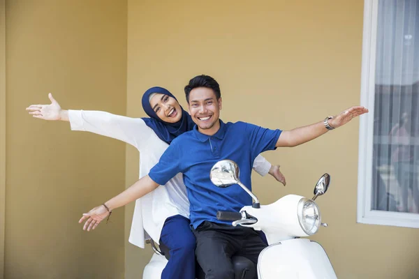 Muslim couple riding motorcyle — Stock Photo, Image