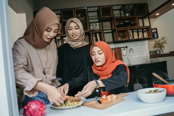 Teman-teman plating masakan di dapur — Stok Foto