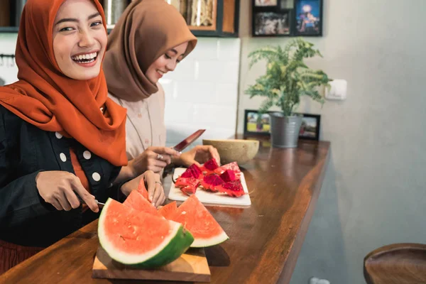 Porträt Hijab junge Frau schneidet Wassermelone — Stockfoto