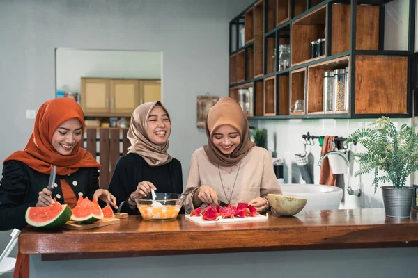 Jovem hijab mulher preparar frutas para fazer coquetel — Fotografia de Stock