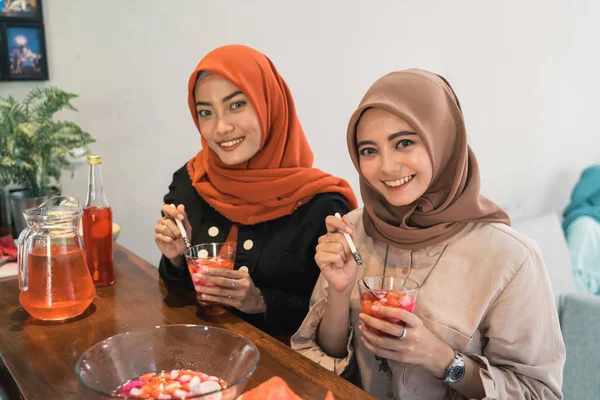 Две женщины в хиджабе несут коктейль — стоковое фото