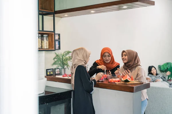 Três mulheres veladas conversando na cozinha esperando quebrar seu rápido — Fotografia de Stock