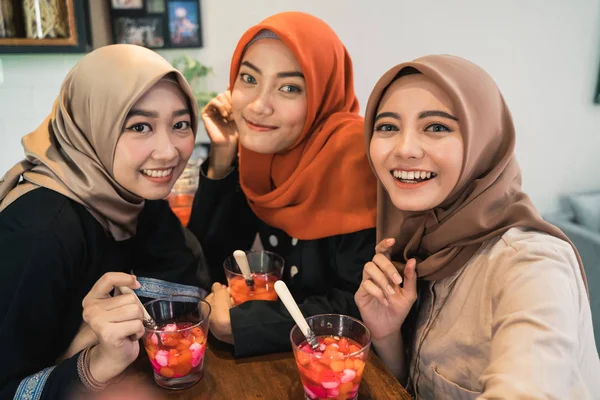 Wanita muda Veiled melihat kamera santai menggunakan smartphone untuk selfie — Stok Foto