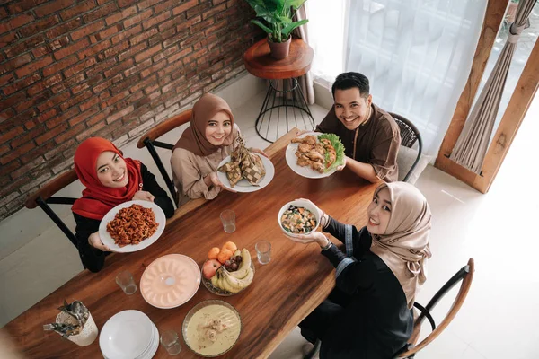 Anggota keluarga membawa makanan iftar — Stok Foto