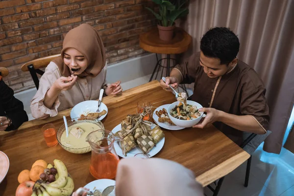 Retrato familia feliz al romper rápido juntos —  Fotos de Stock