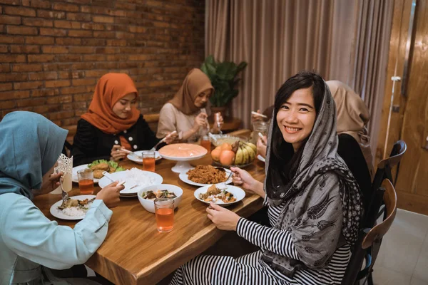 Wanita tersenyum ketika melihat kamera di ruang makan — Stok Foto
