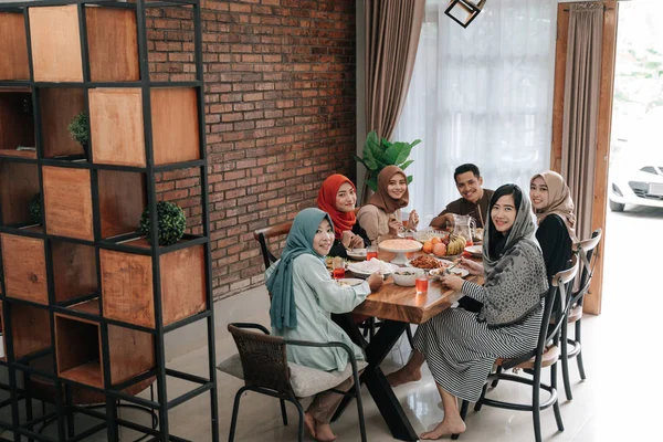 Семья вместе смотрит на камеру в столовой — стоковое фото