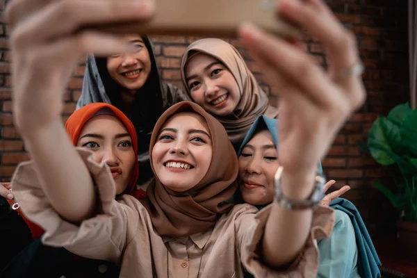 Happiness beautiful hijab women selfie together — Stock Photo, Image