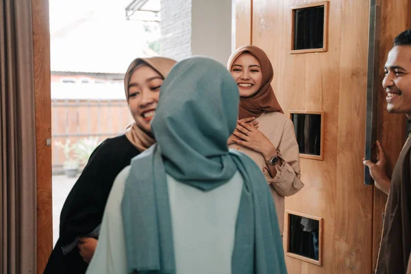 Muslim orang mengunjungi teman dan keluarga di eid mubarak — Stok Foto