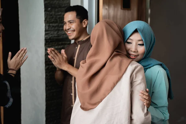 Muszlim emberek látogatják barát és a család az Eid Mubarak — Stock Fotó