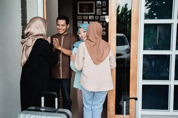 Muslim orang mengunjungi teman dan keluarga di eid mubarak — Stok Foto