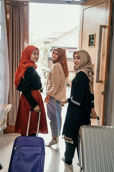Portret młodych kobiet zasłonięty razem wracając do domu przynieść walizka do świętowania Eid al-Fitr — Zdjęcie stockowe