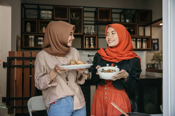 Mujer hijab llevando cocina para servir al romper rápido — Foto de Stock