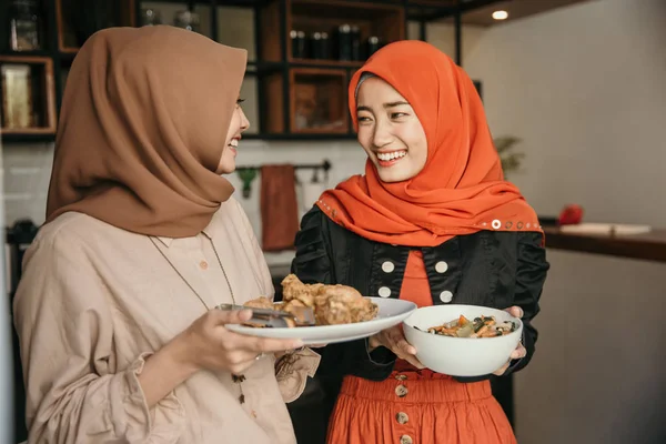 Wanita dan temannya menyiapkan makanan untuk istirahat cepat — Stok Foto