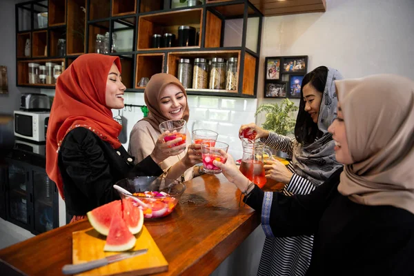 Perempuan hijab menikmati minuman manis ketika melanggar cepat bersama-sama — Stok Foto