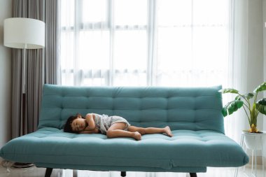 küçük kız rahat bir kanepede uyku