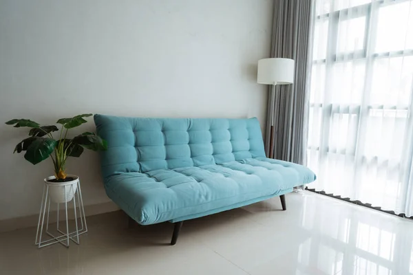 Wygodna sofa w pokoju rodzinnym — Zdjęcie stockowe