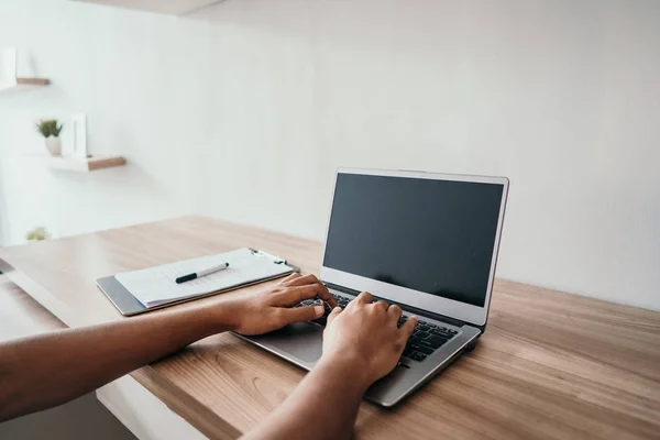 Männliche Hand tippt auf Laptop — Stockfoto